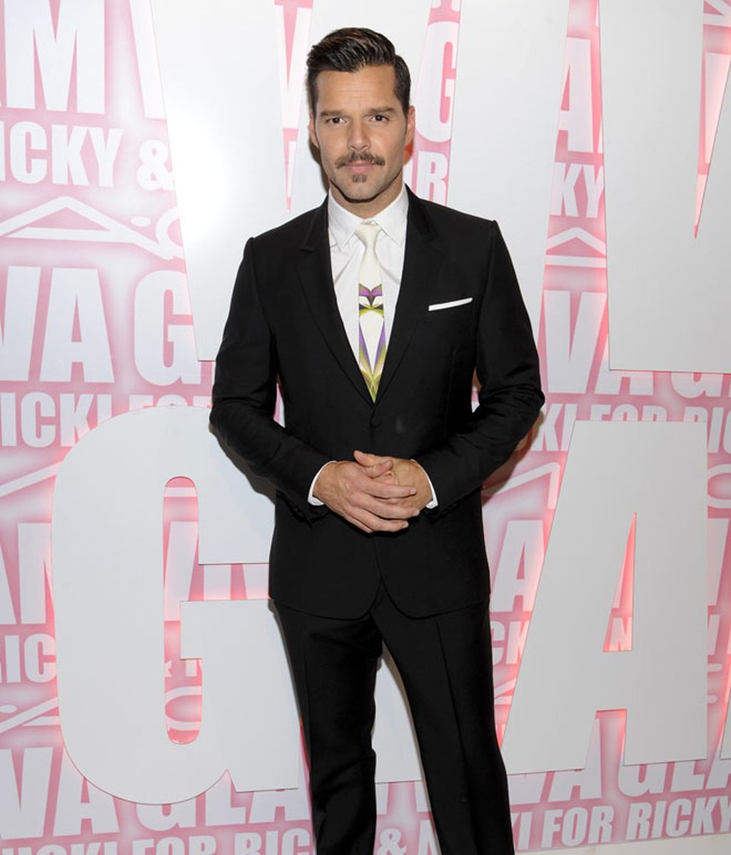 Ricky Martin se deja bigote en su campaña contra el SIDA