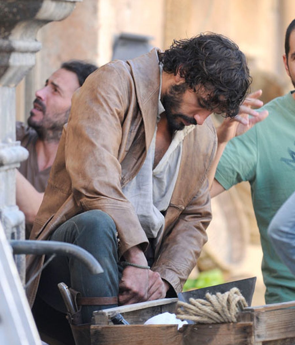 Álex García y Dafne Fernández, un día en el rodaje de Tierra de Lobos