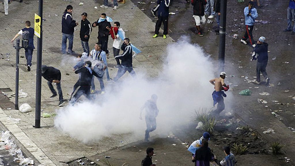 Lluvia de golpes y de piedras en la Plaza del Obelisco