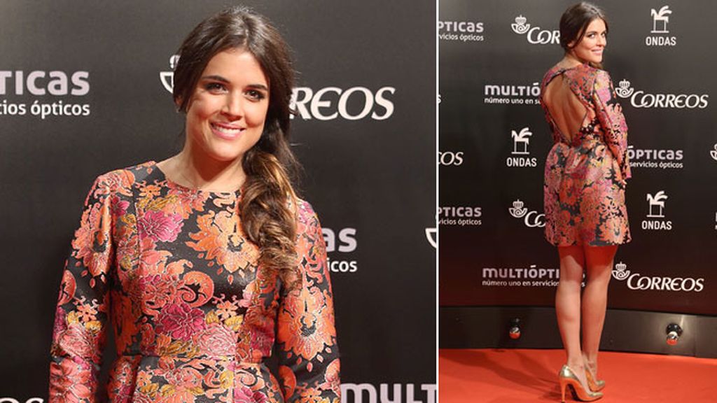 Adriana Ugarte con un mini vestido de flores con escote en la espalda