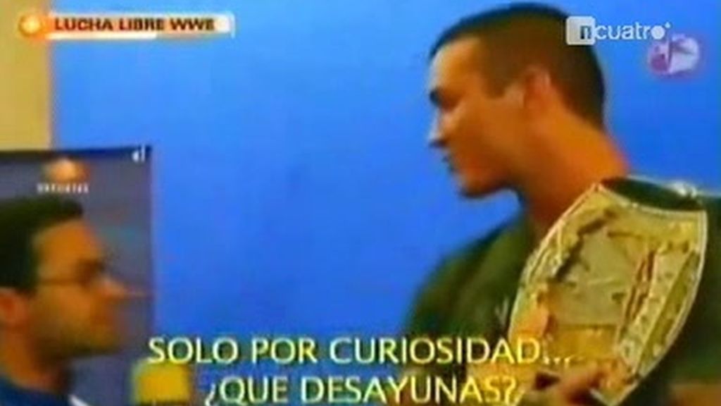 Un luchador de WEE se la monta a un pobre reportero que permanece impasible