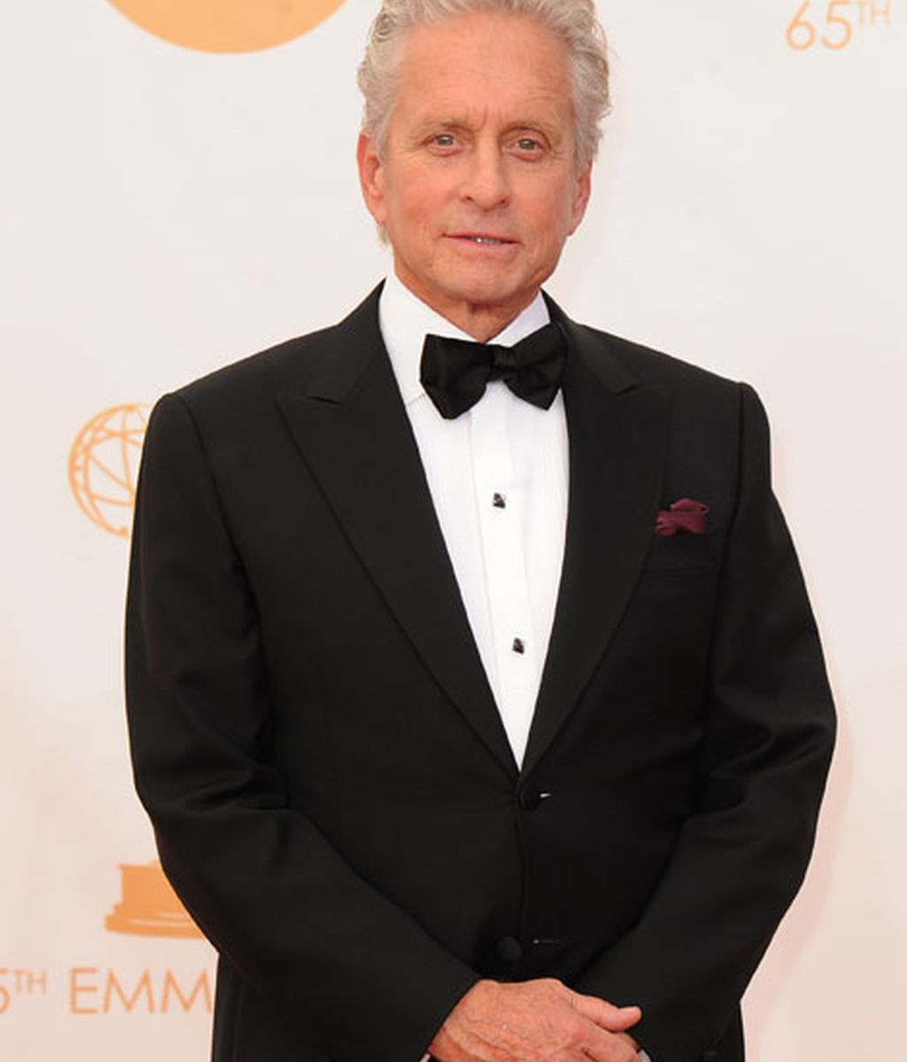 Michael Douglas, con pajarita y pañuelo granate