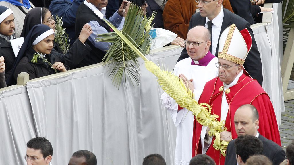 Baño de multitudes del Papa en su segundo Domingo de Ramos como Pontífice