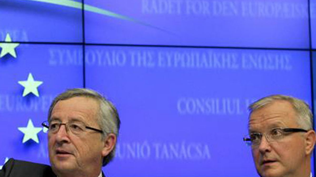 El presidente del Eurogrupo y primer ministro de Luxemburgo, Jean-Claude Juncker (c), y el comisario europeo de Asuntos Económicos y Monetarios, Olli Rehn (d), ofrecen una rueda de prensa en Bruselas (Bélgica).