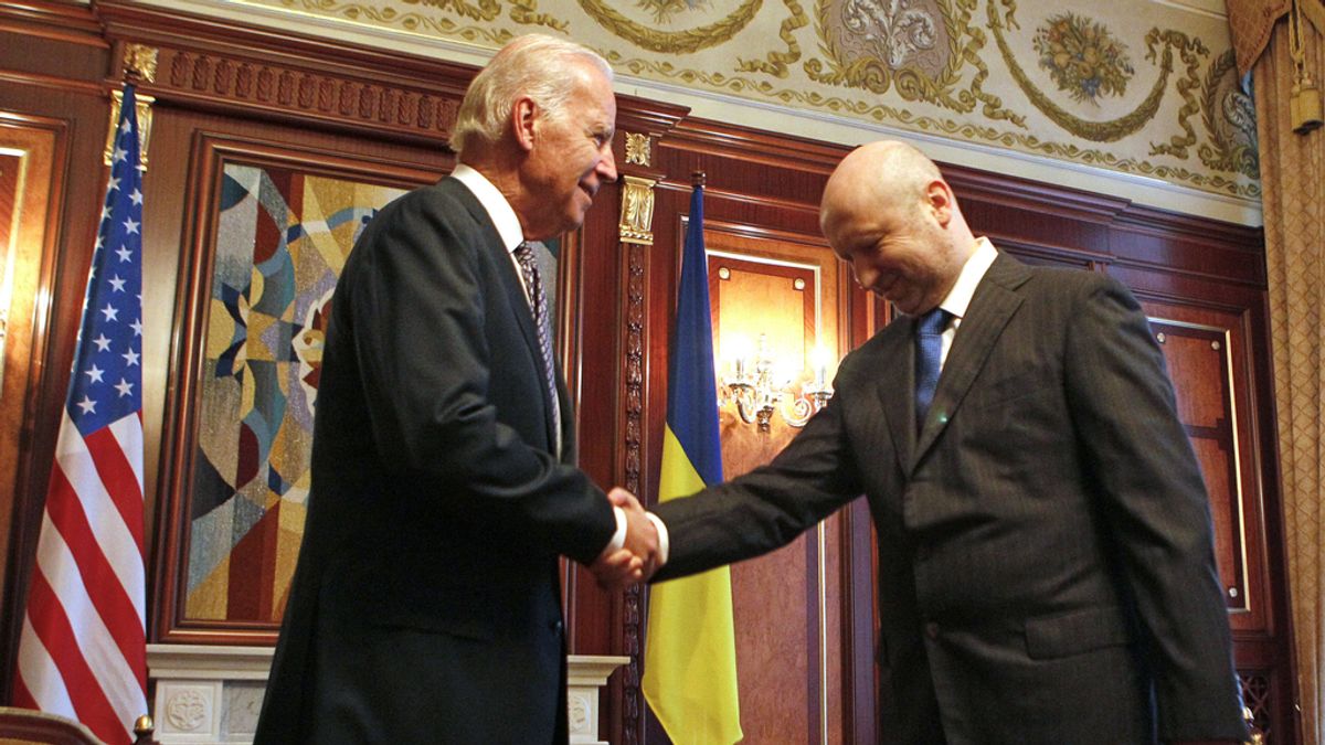 Joe Biden y Oleksander Turchinov