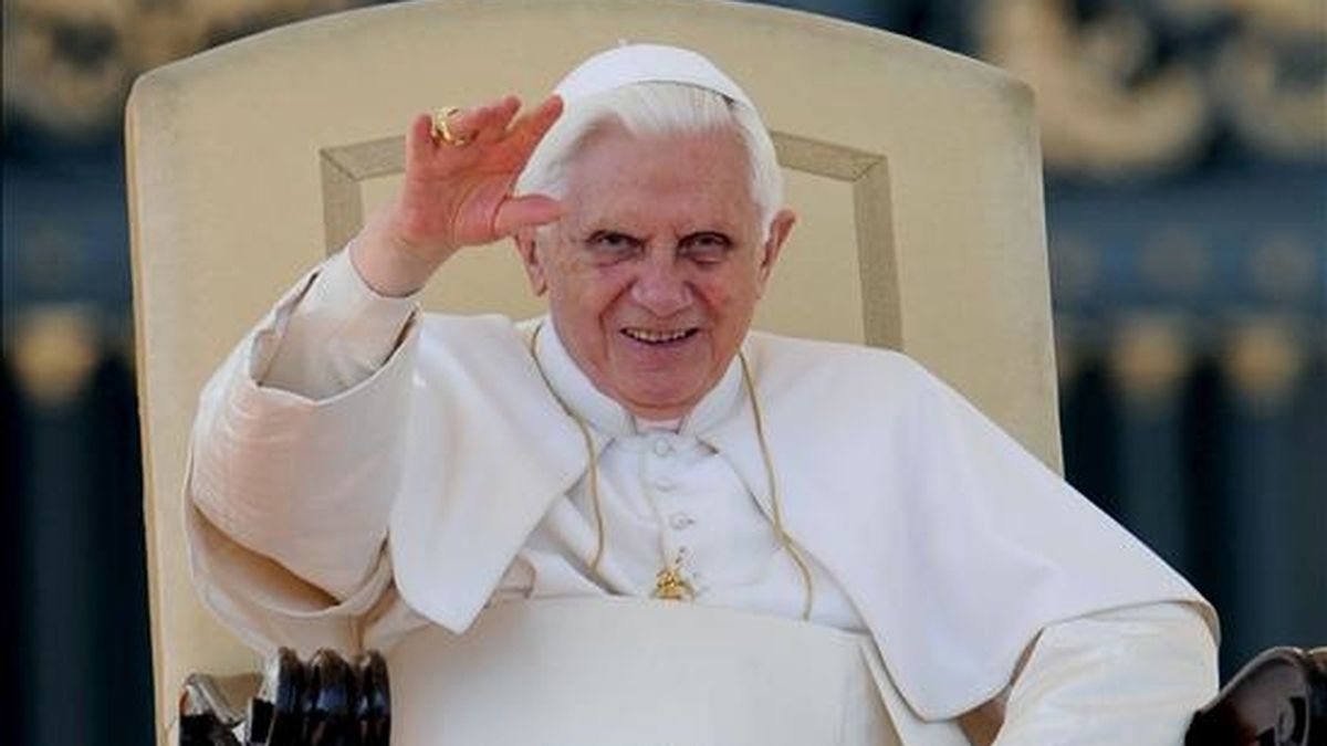 El papa Benedicto XVI saluda a los fieles durante una audiencia pública en el Vaticano. EFE/Archivo