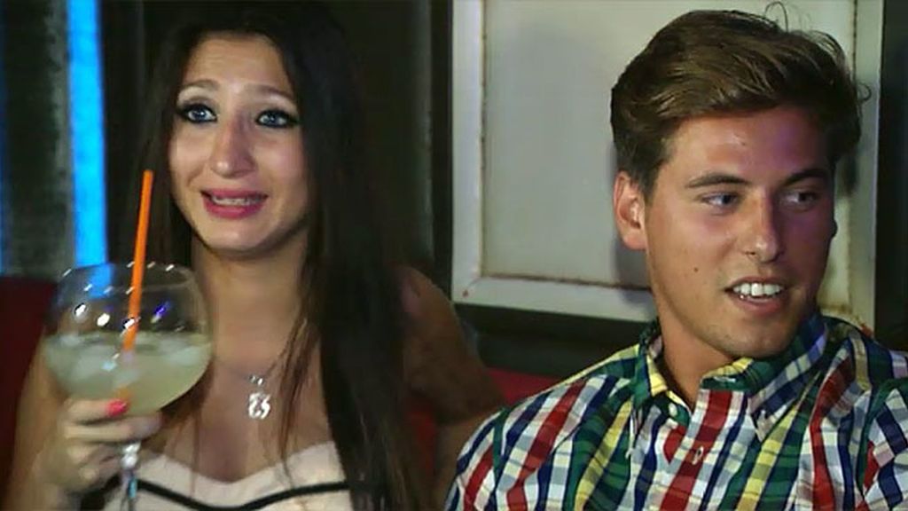 Selene tuvo un impulso y lanzó una cubitera llena de hielos