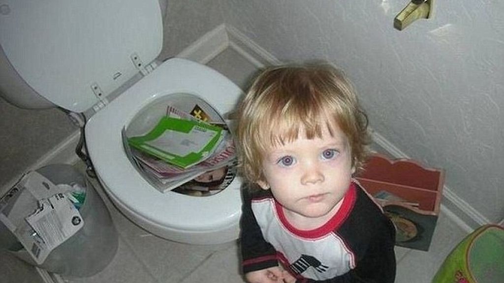 ¿Qué hay que hacer cuando un niño  hace una trastada, enfadase o reírse?