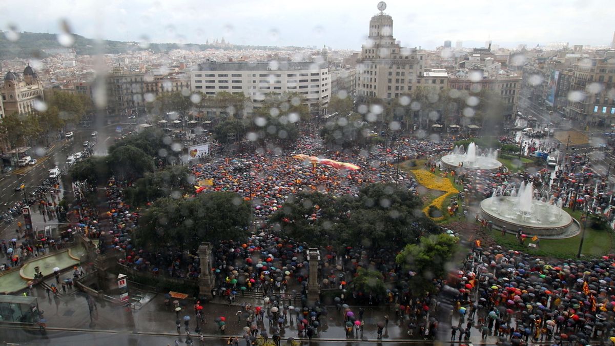 Miles de personas se concentran en Cataluña bajo el lema 'Cataluña somos todos'