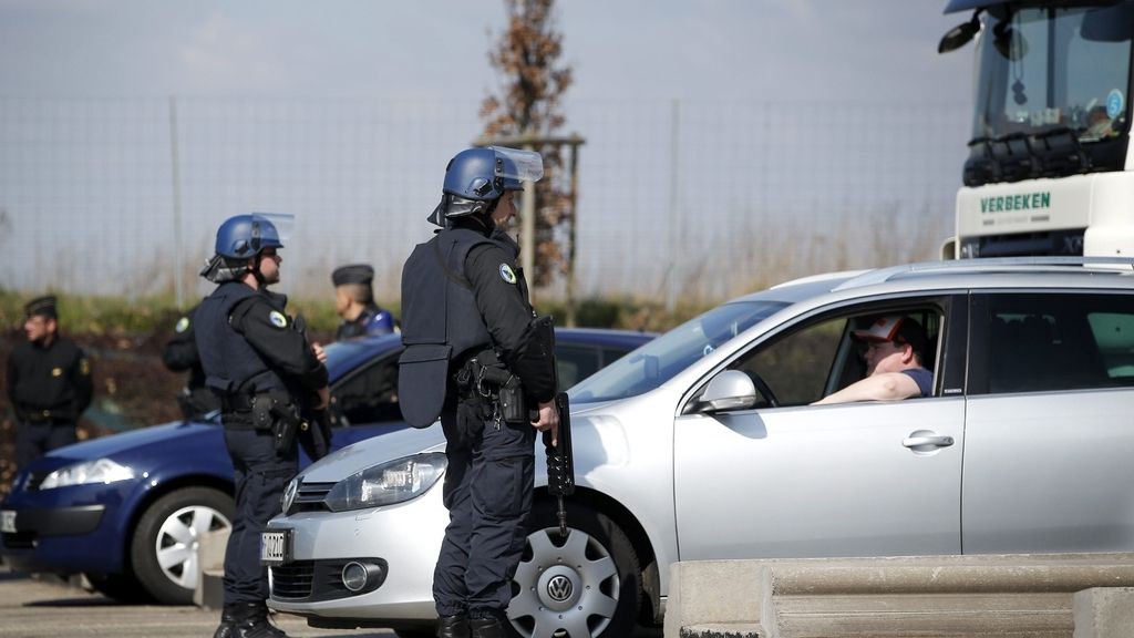 Policías franceses montan guardia en la ciudad de Estrun, cerca de la frontera con Bélgica