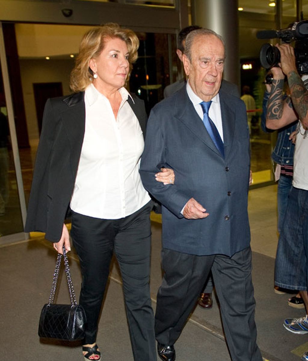 Isabel Preysler, rodeada de familia y amigos en el funeral de su hermana