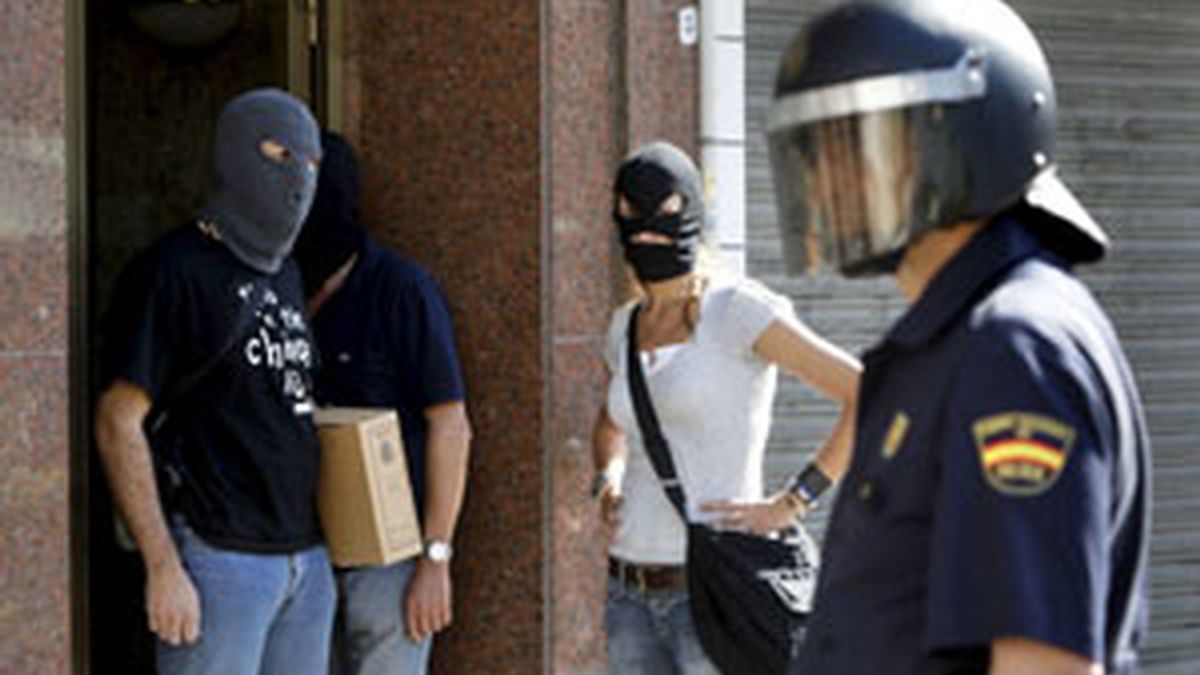 La vivienda de uno de los detenidos ha sido registrada. Video: Informativos Telecinco.