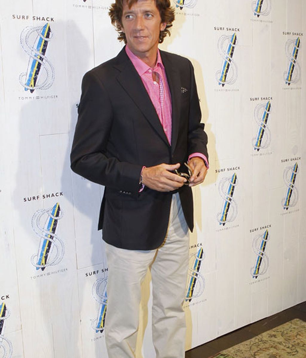 Colate, con camisa y americana