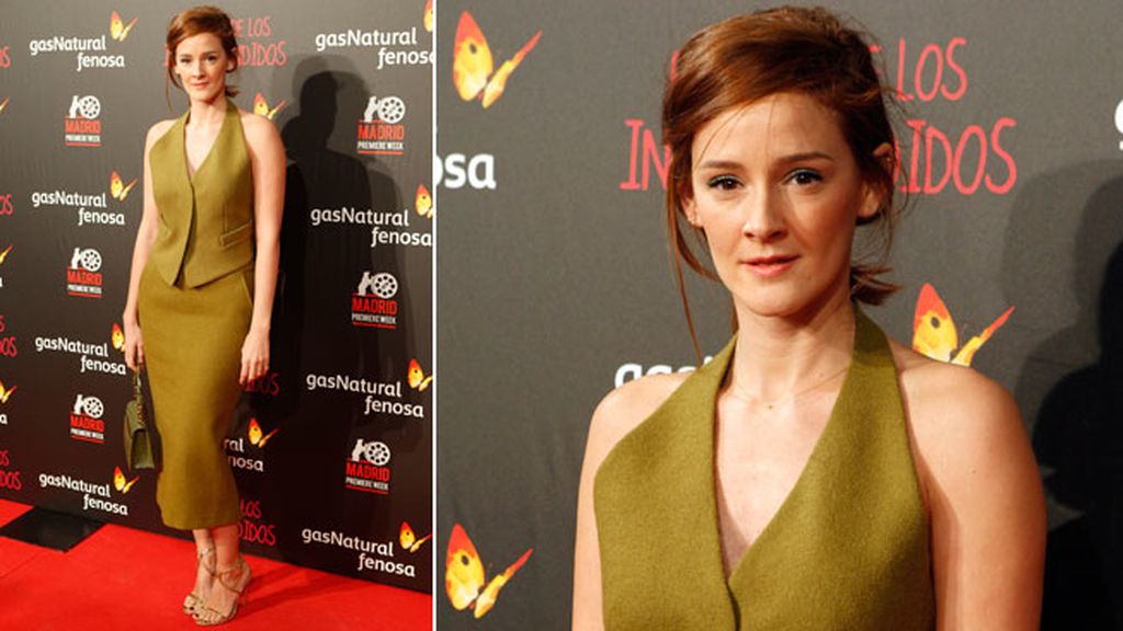 Ana María Polvorosa con un vestido dos piezas de color verdoso