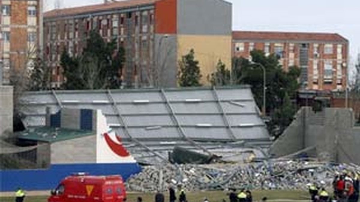 Derrumbe de parte del polideportivo de Sant Boi. Foto: EFE.