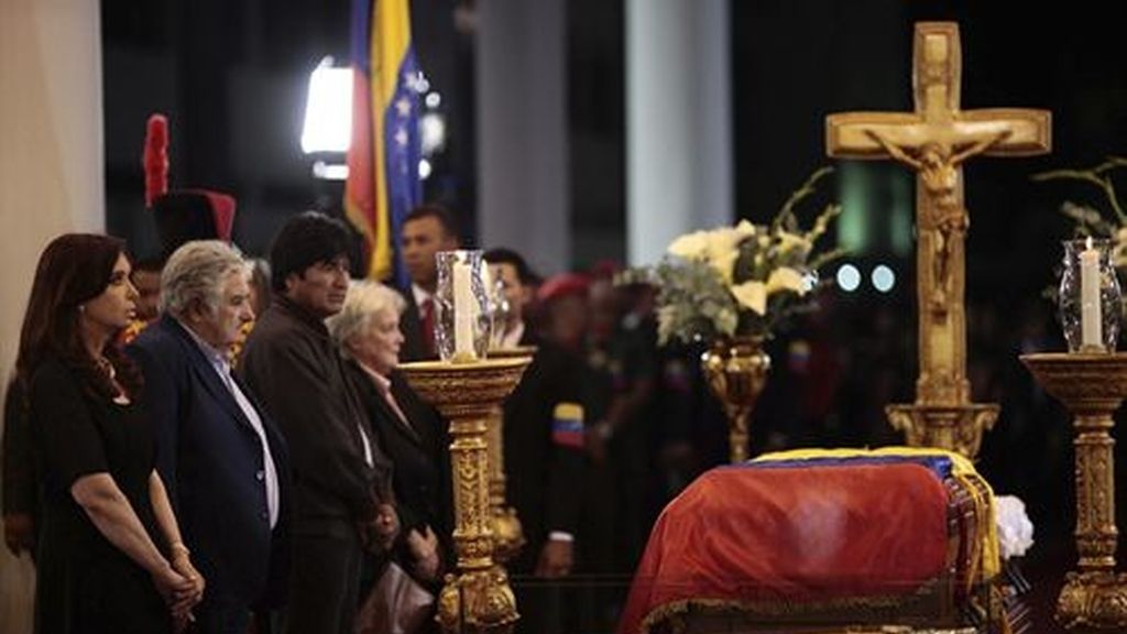 Velan el cuerpo de Chávez