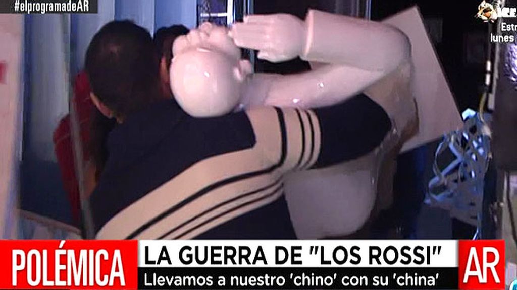 El atril, la parada, figuras de gatos y perros ¡y hasta las tazas!