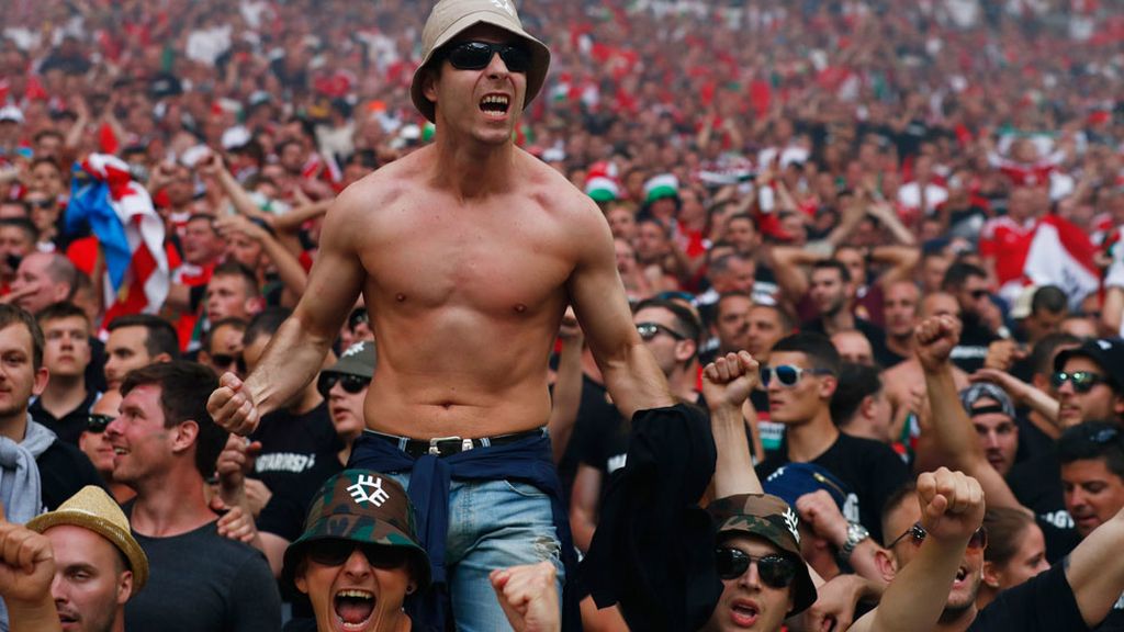 Porras extensibles y gases lacrimógenos para controlar a hooligans húngaros
