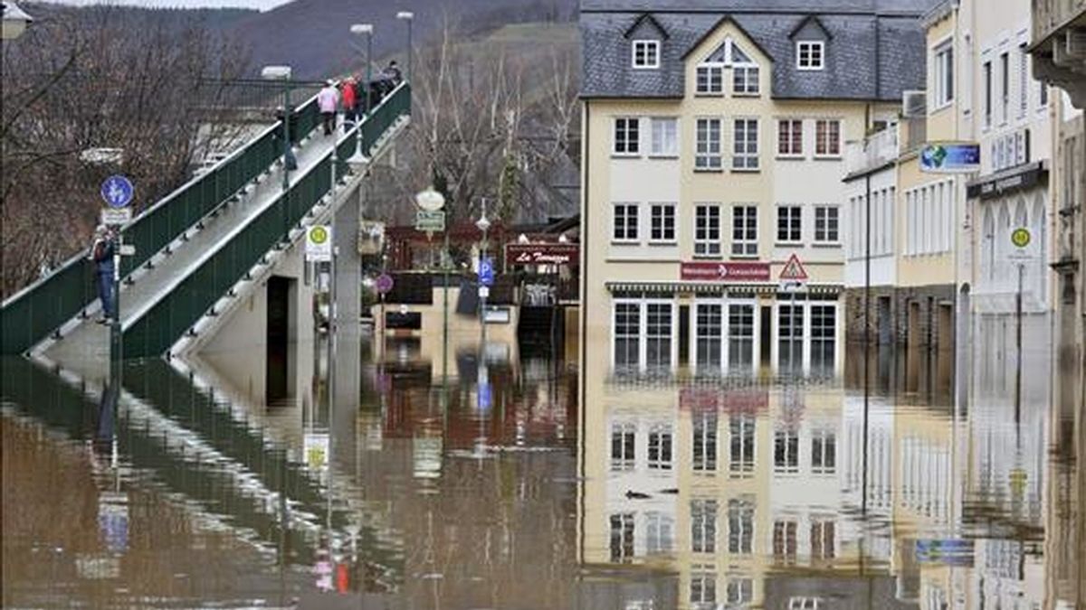 El paseo junto al río permanece inundado en Zell an der Mosel (Alemania). Las lluvias y el deshielo producido por el alza de las temperaturas en Alemania provocaron hoy la subida del nivel del caudal de varios ríos, por lo que amenaza de inundaciones aumenta en estados como Hessen, Renania-Palatinado y Renania del Norte-Westfalia, oeste del país. EFE El paseo junto al río permanece inundado en Zell an der Mosel (Alemania). Las lluvias y el deshielo producido por el alza de las temperaturas en Alemania provocaron hoy la subida del nivel del caudal de varios ríos, por lo que amenaza de inundaciones aumenta en estados como Hessen, Renania-Palatinado y Renania del Norte-Westfalia, oeste del país. EFE