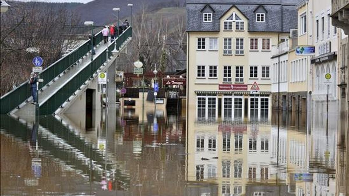 El paseo junto al río permanece inundado en Zell an der Mosel (Alemania). Las lluvias y el deshielo producido por el alza de las temperaturas en Alemania provocaron hoy la subida del nivel del caudal de varios ríos, por lo que amenaza de inundaciones aumenta en estados como Hessen, Renania-Palatinado y Renania del Norte-Westfalia, oeste del país. EFE