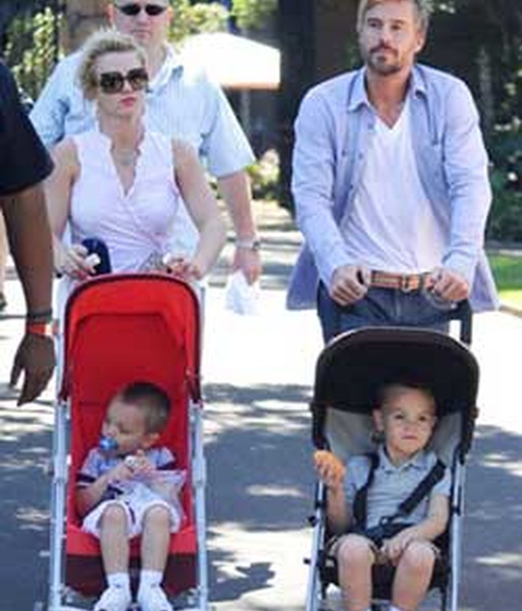 Britney Spears y Jason Trawick dan un paseo junto a los dos hijos de la cantante. Foto: Hollywoodgrind.com