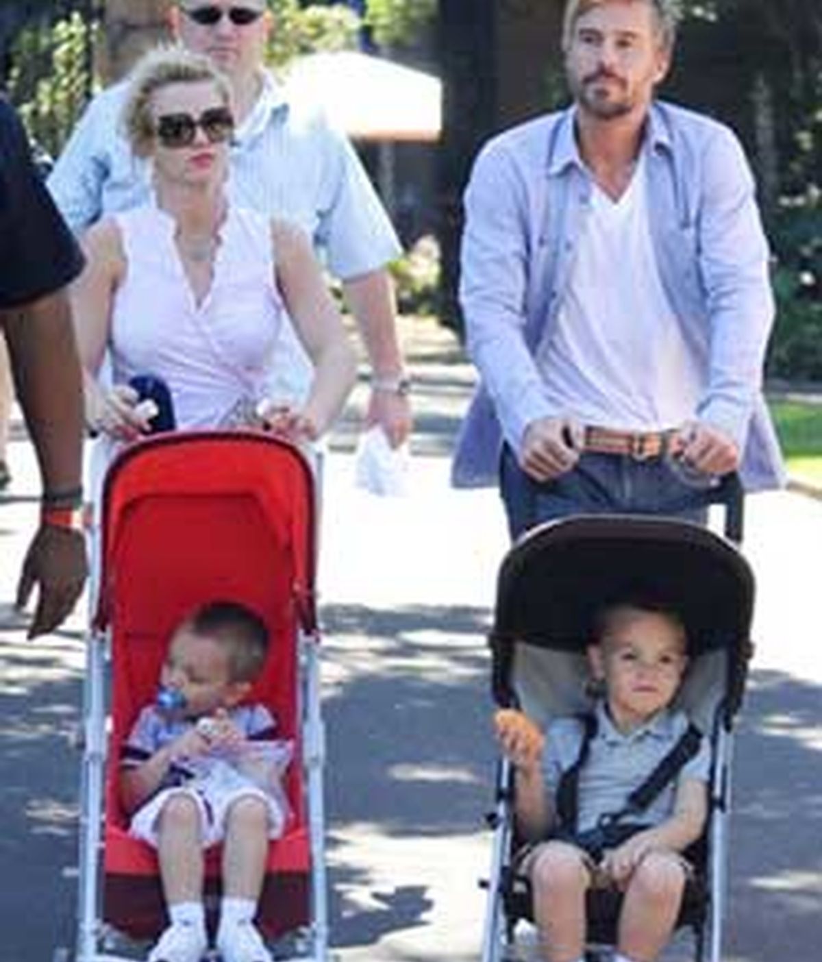 Britney Spears y Jason Trawick dan un paseo junto a los dos hijos de la cantante. Foto: Hollywoodgrind.com