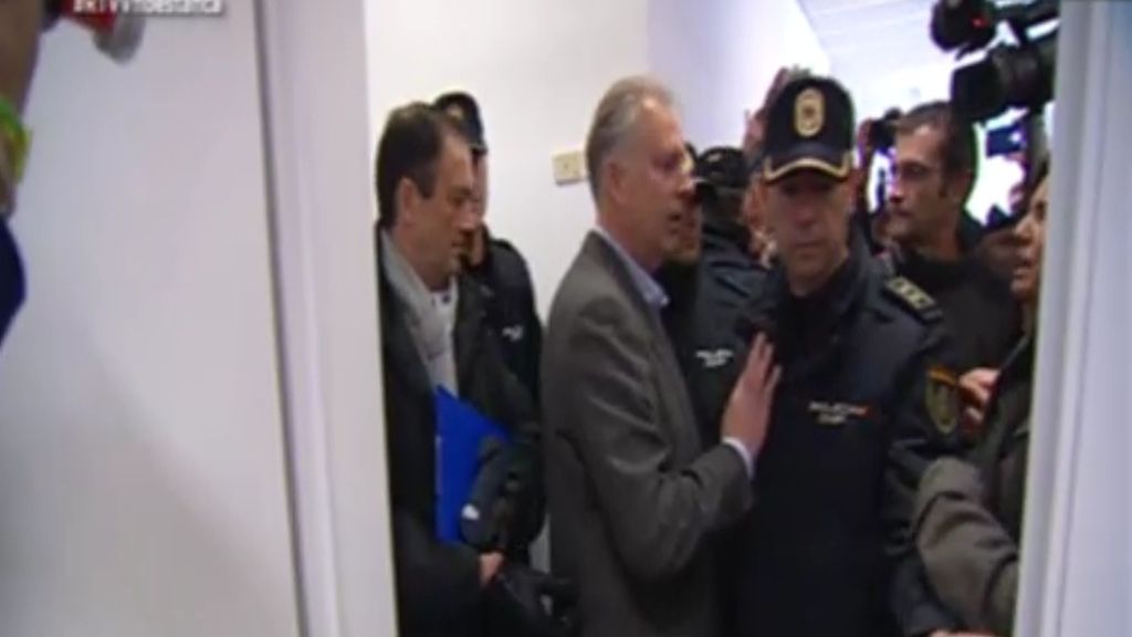 La policia desaloja a los trabajadores