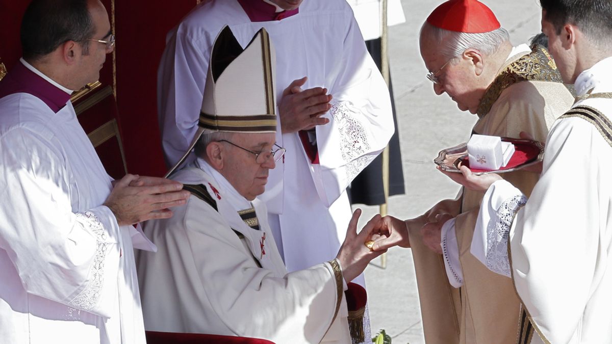 El Papa recibe el Anillo del Pescador en la ceremonia de inicio de su Pontificado