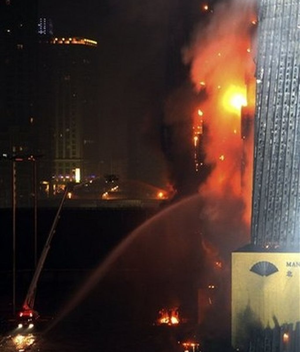 SE INCENDIA UN RASCACIELOS