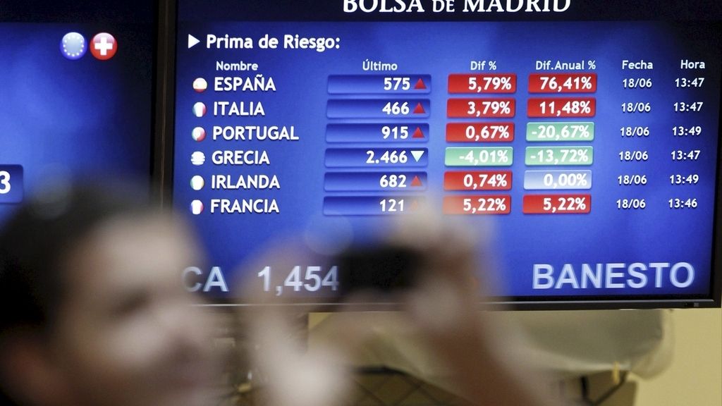 La prima de riesgo española -que mide el diferencial entre la rentabilidad del bono alemán a diez años y su equivalente nacional- está superando este mediodía los 570 puntos básicos por primera vez desde la entrada en el euro, casi cuarenta unidades más que en la apertura. A esta hora, la deuda alemana a diez años, que es la que sirve de referencia, cotizaba al 1,41 % de interés.