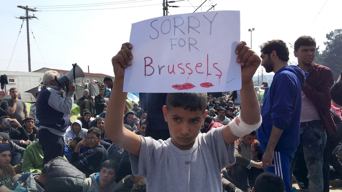 Un niño se solidariza con Bruselas en el campo de refugiados de Idomeni