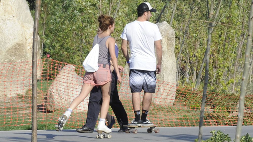 Miguel Ángeles Silvestre y Blanca Suárez, dos skaters en la ciudad