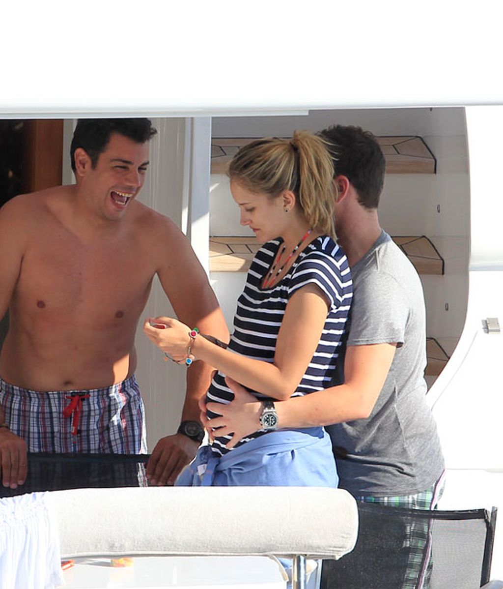 Fonsi Nieto y su novia presumen de embarazo en las playas de Ibiza