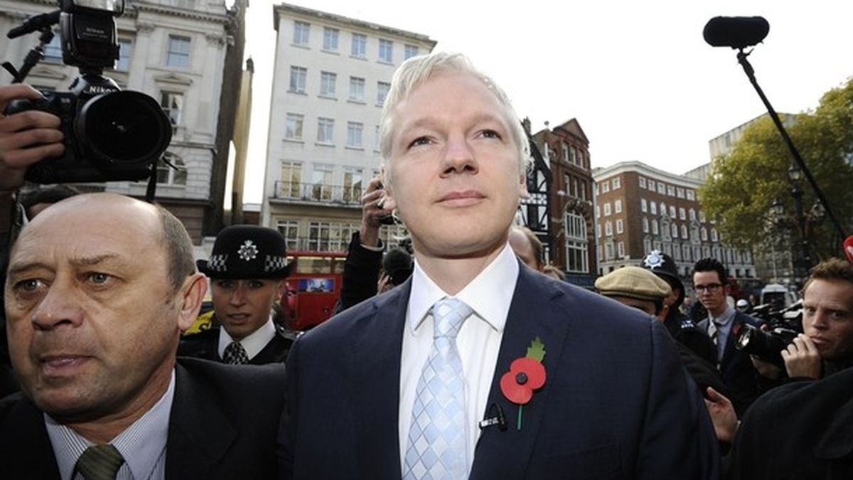 Julian Assange a la entrada de la Corte de Justicia en Londres