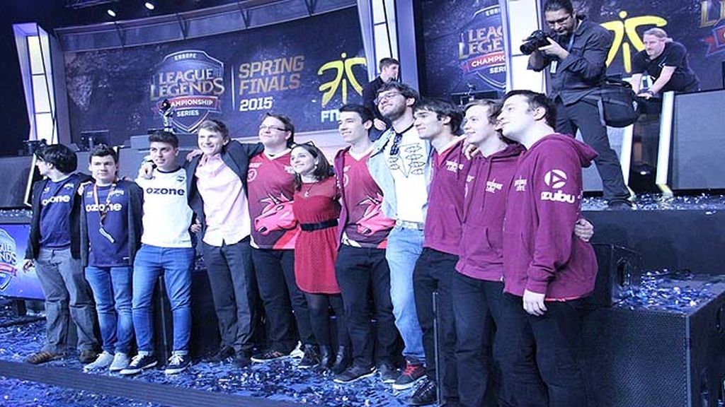 Miles de aficionados jalean a los equipos durante las finales de la 'LCS' en Madrid