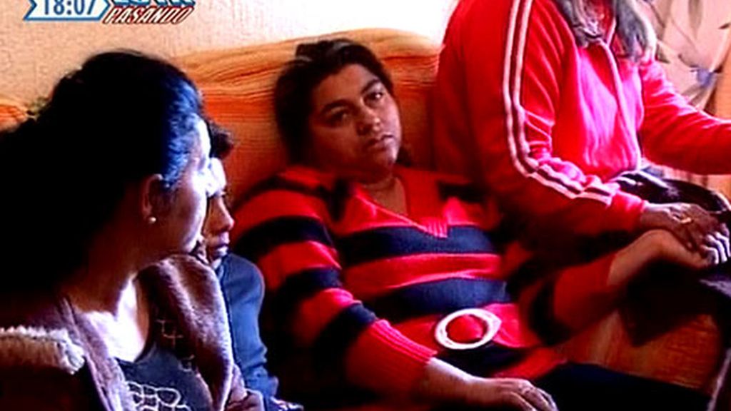Madre de la niña con varios familiares