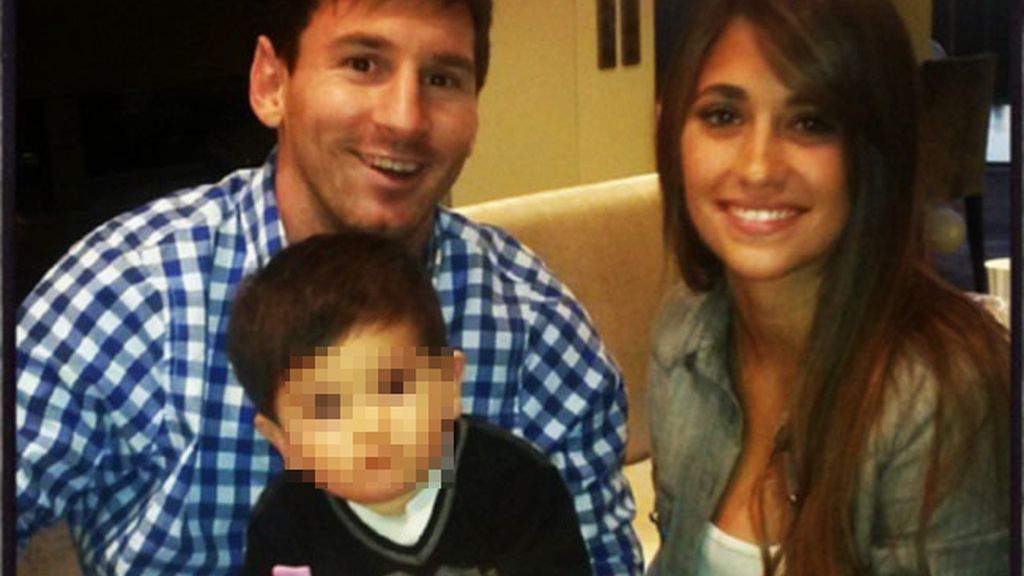 Thiago sopla la vela de su primer cumpleaños con papá Messi