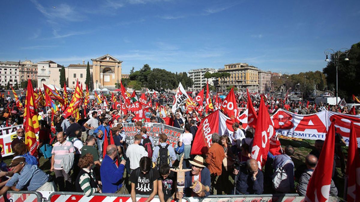 Miles de personas se manifiestan en Roma contra las medidas de austeridad
