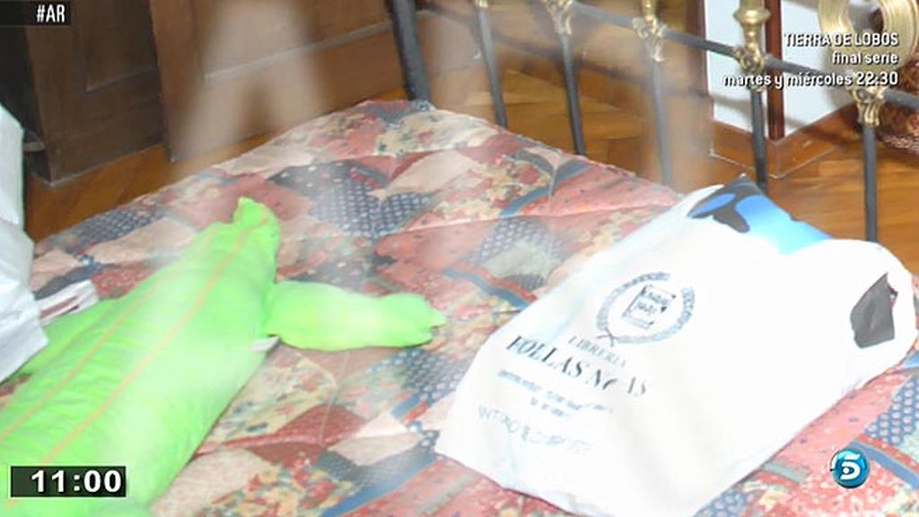 Un peluche y una bolsa sobre la cama