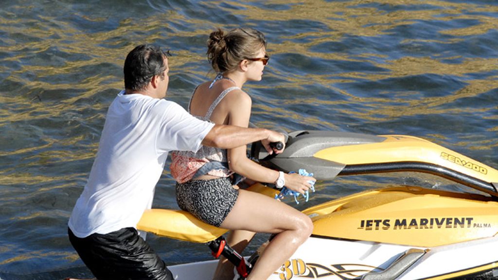 En verano, érase un famoso a una moto de agua pegado...