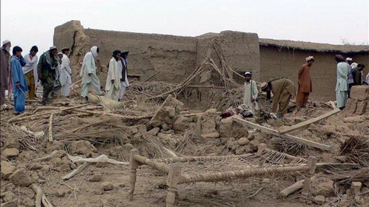 Miembros de una tribu paquistaní observan el lugar donde impactó un misil estadounidense en la localidad de Janikhel, en la demarcación tribal de Waziristán del Norte (Pakistán), en diciembre de 2009. EFE/Archivo Miembros de una tribu paquistaní observan el lugar donde impactó un misil estadounidense en la localidad de Janikhel, en la demarcación tribal de Waziristán del Norte (Pakistán), en diciembre de 2009. EFE/Archivo