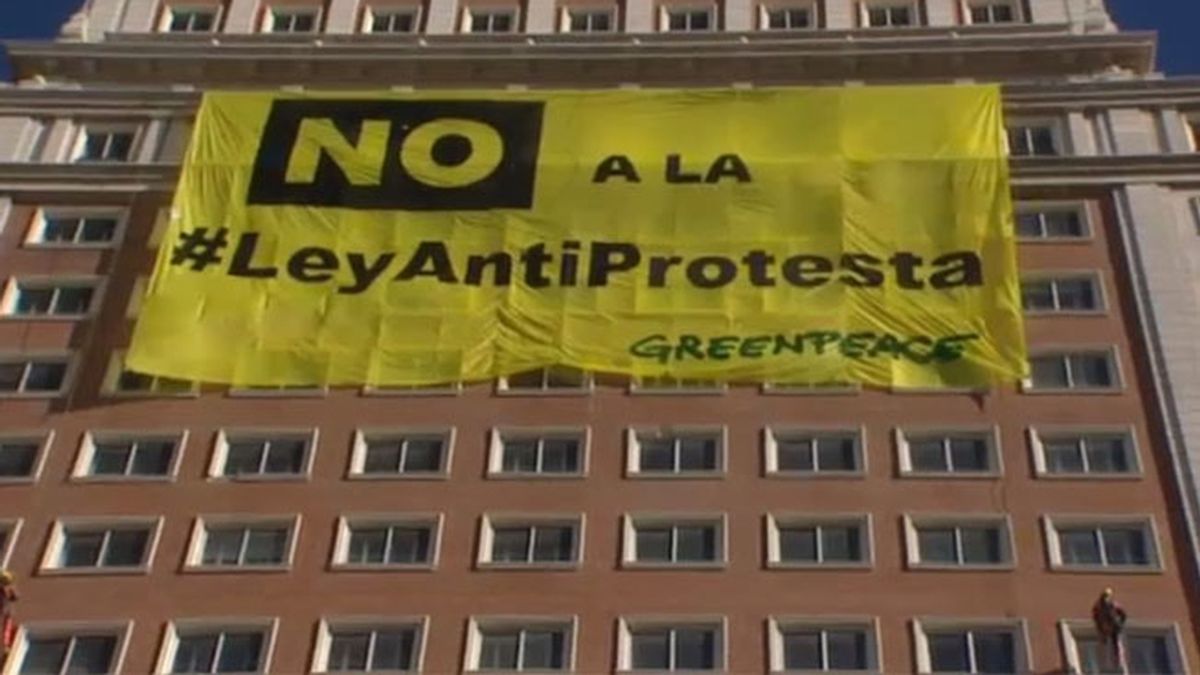 Activistas de Greenpeace despliegan una pancarta contra la "ley antiprotesta"