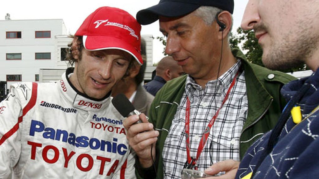 Trulli, de Toyota, firma autógrafos tras acabar en tercera posición