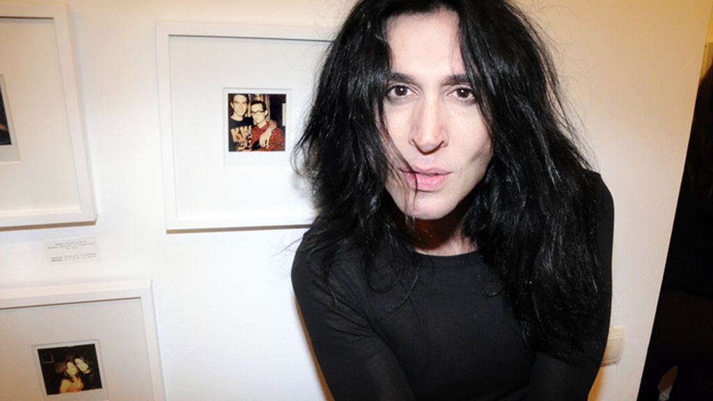 Mario Vaquerizo nos enseñó la polaroid en la que Alaska me inmortalizó junto a Crawford