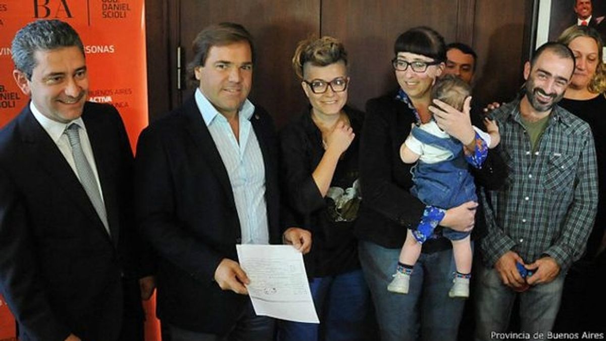 El niño con dos madres y un padre El niño con dos madres y un padre
