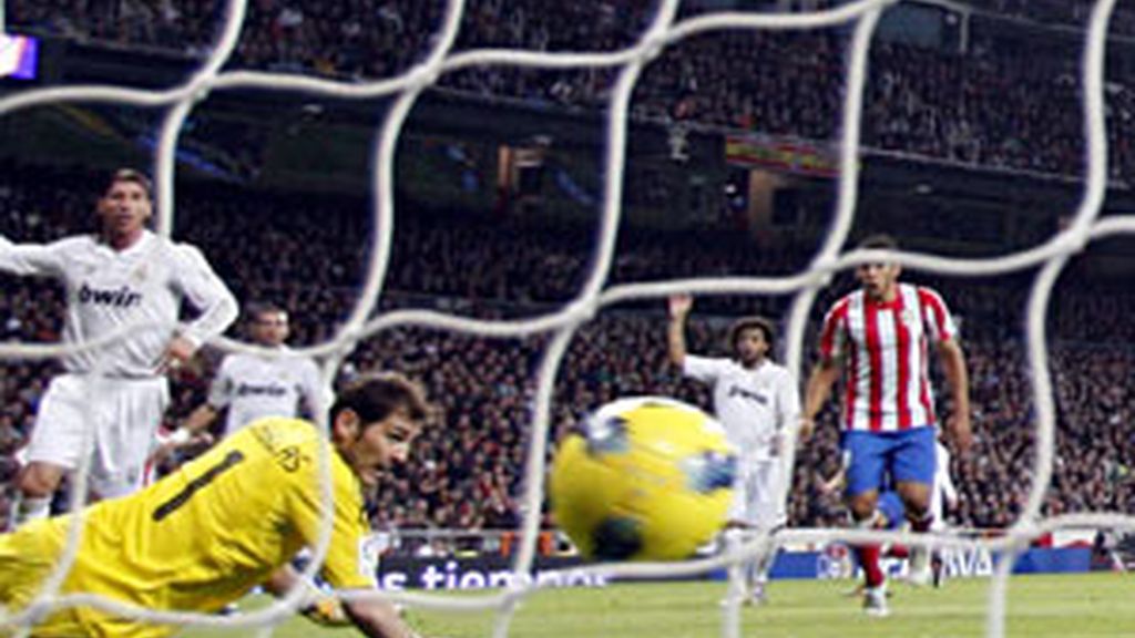 Iker Casillas no consigue detener el balón de Adrián López FOTO: EFE