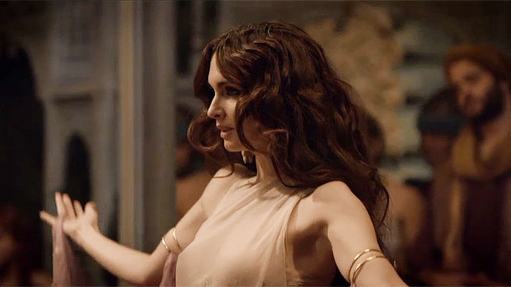 Magdalena llega a palacio tras la lapidación de su madre