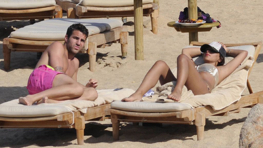 Cesc y Daniella, playa y compras en Cerdeña