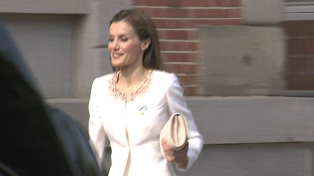 Letizia, de Varela y de corto en su primer día como Reina