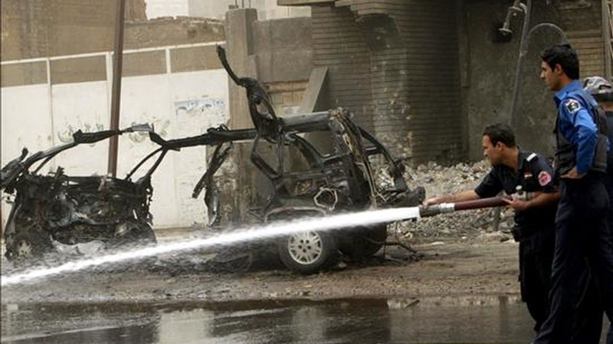 Bomberos iraquíes extinguen un incendio tras la explosión de un coche bomba en el barrio de Karrada, en Bagdad (Irak). EFE/Archivo
